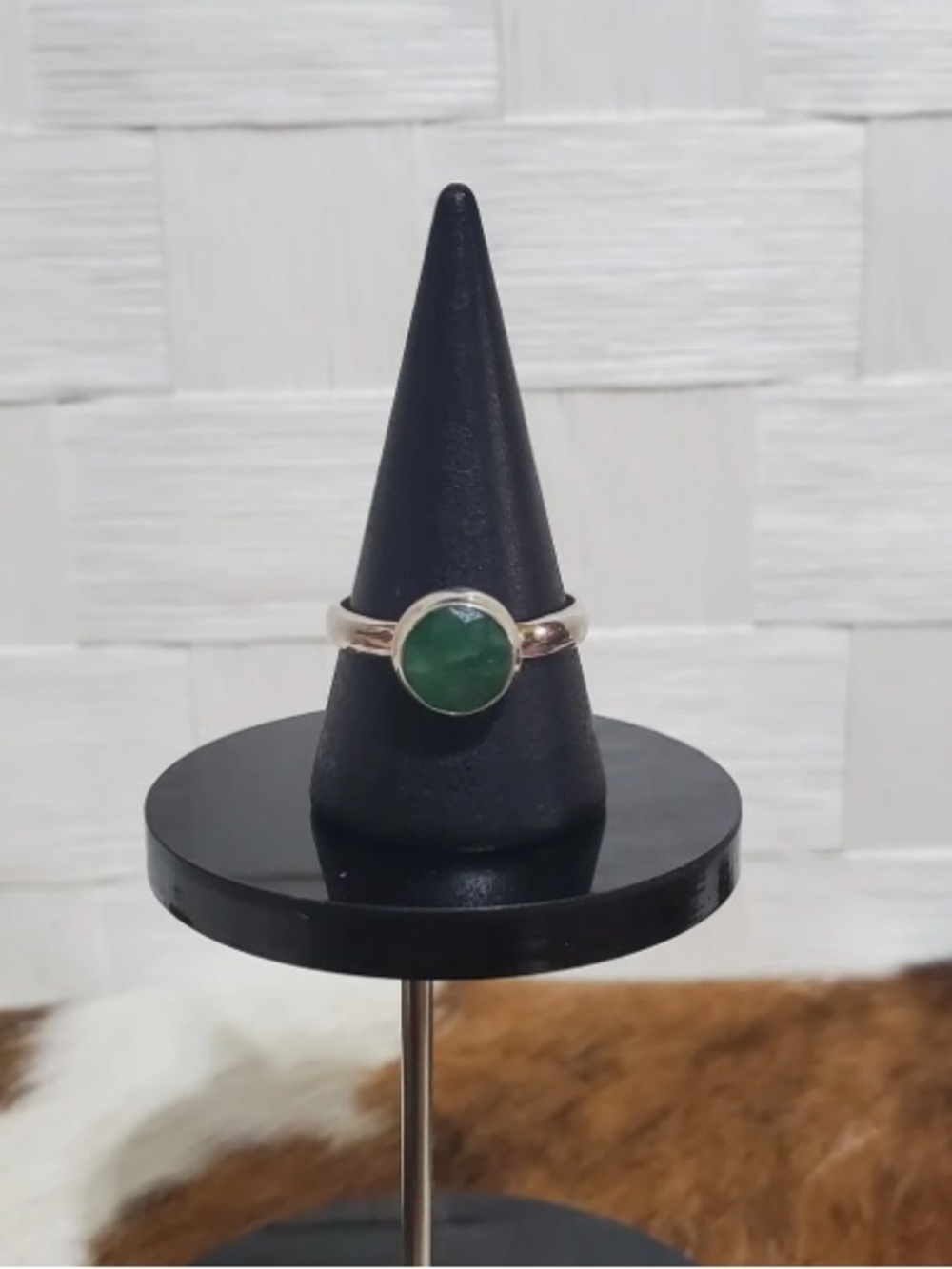 925 Sterling Silver Ring with Faceted Emerald